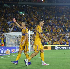 Rómulo Zwarg y Jesús Angulo celebrando el gol de el 'Stich' en el partido de Tigres vs Chivas.