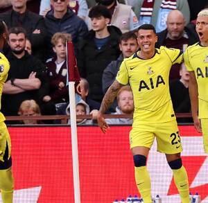 Jugadores del Tottenham festejando el segundo gol del partido ante Aston Villa en la jornada 35 de la Premier League.
