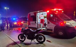 Paramédicos atendiendo a un joven motociclista que sufrió un accidente en el bulevar Laguna.
