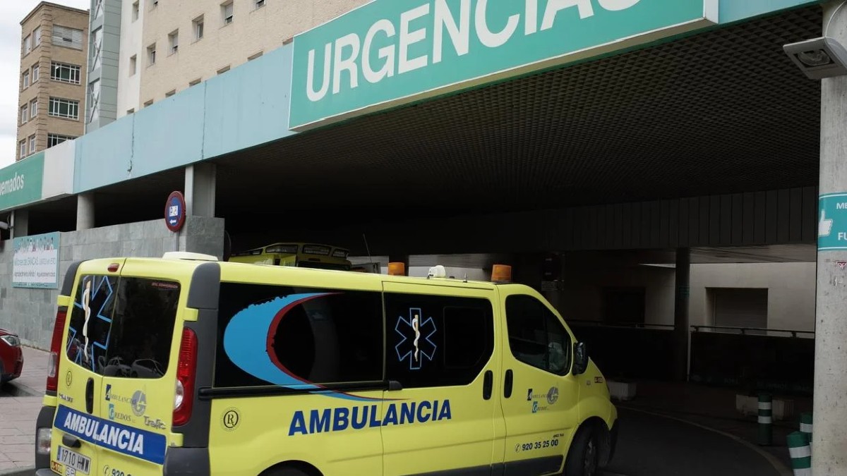 Ambulancia entrando en la Unidad de Urgencias del hospital Miguel Servet de Zaragoza, España