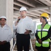 Armenta conversa con los trabajadores de la construcción de la Universidad del Deporte