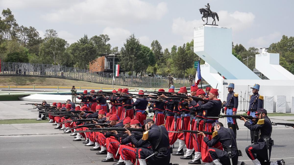 soldados con vestimenta de los suavos franceses en una recreación de la batalla de puebla