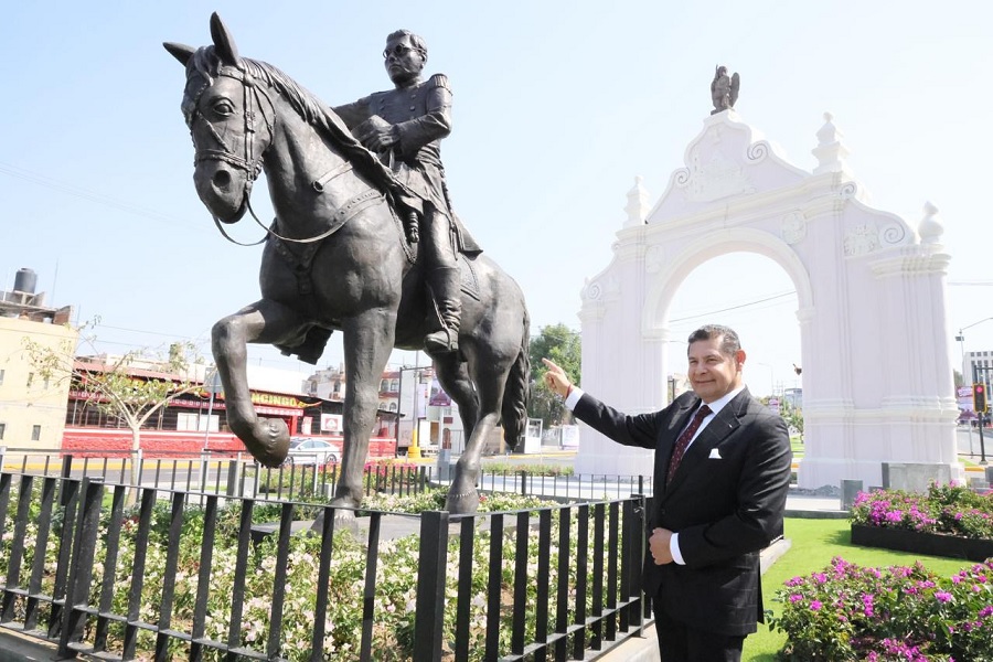 Alejandro Armenta Mier junto a la escultura de Ignacio Zaragoza en Puebla.