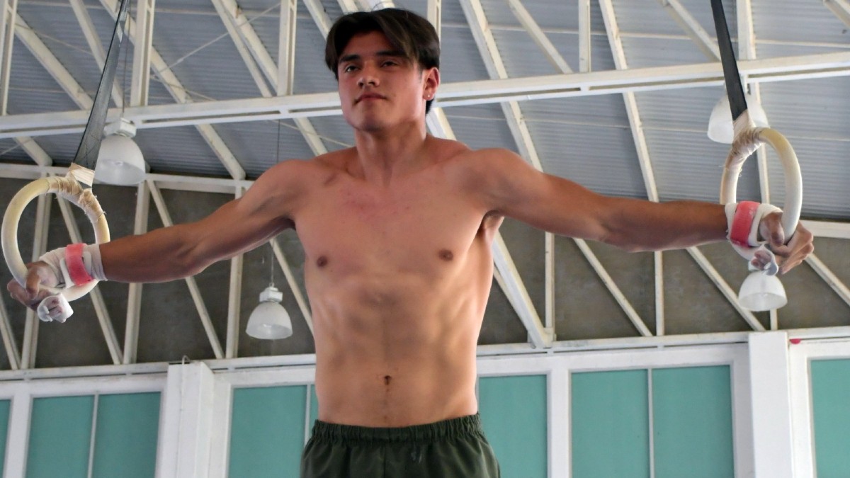 Carlo Joseph Ledo durante una práctica con aros de gimnasia artística
