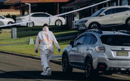 Autoridades en la escena del crimen donde una familia fue torturada y asesinada por su propio hijo.