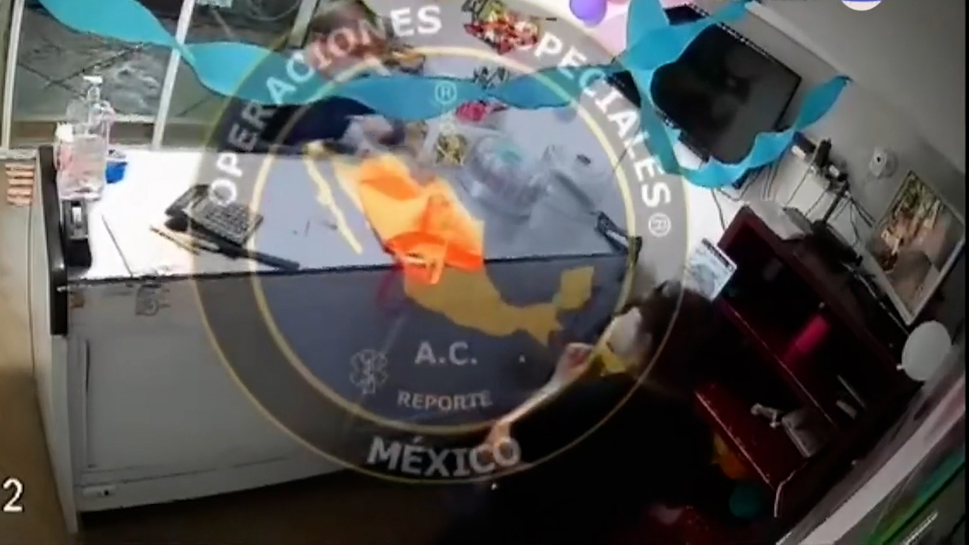 Captan en video asalto a mano armada en pastelería de Tlalpan. El delincuente amenazó a la empleada con un arma de fuego en la colonia Lomas de Padierna.