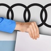 Mano sosteniendo un papel en una elección con el logo de Audi de fondo.