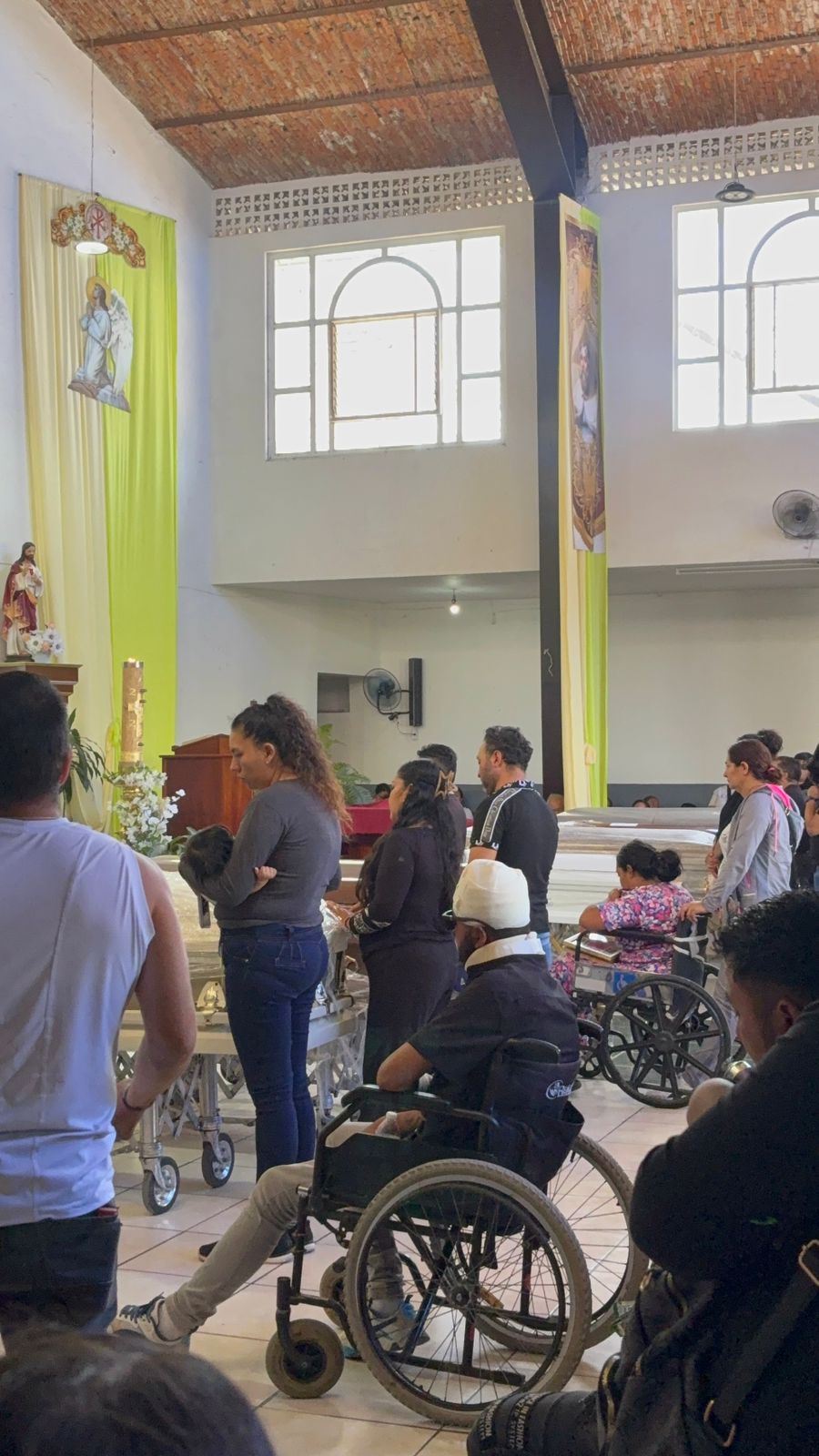 Comunidad de Lomas del Cuatro en Tlaquepaque durante misa por las víctimas del accidente en Amatlán de Cañas, Nayarit