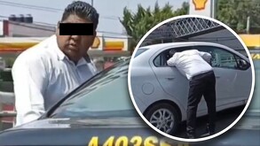 Hombre de camisa blanca azoma la cabeza a un auto blanco para agredir al conductor.