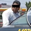 Hombre de camisa blanca azoma la cabeza a un auto blanco para agredir al conductor.