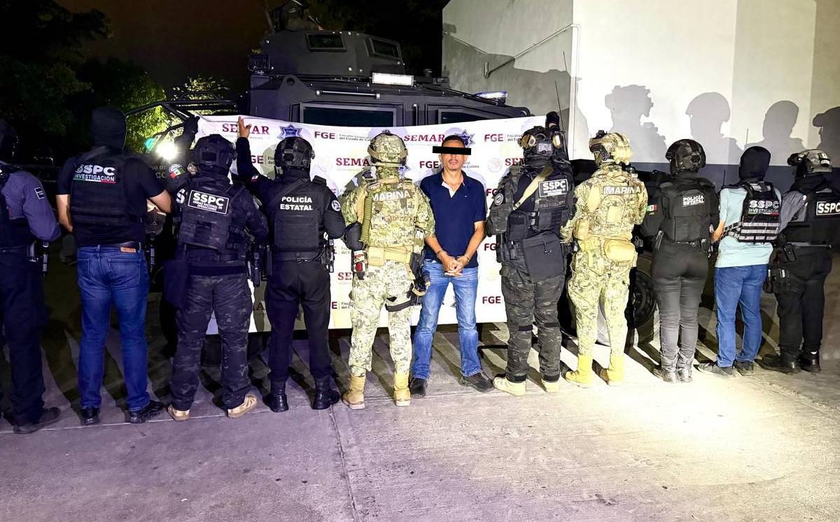 Hombre detenido con autoridades