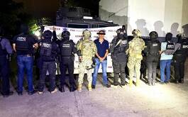 Hombre detenido con autoridades