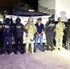 Hombre detenido con autoridades