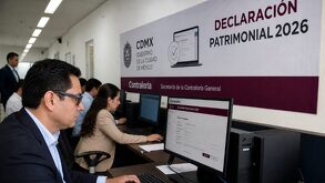 Hombre realizando la declaración patrimonial de 2026 en una computadora