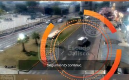 Vehículo blanco captado con cámara