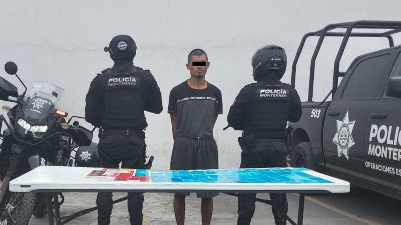 Un hombre fue detenido en Monterrey tras intentar evadir a policías; le aseguraron 194 tarjetas bancarias durante una revisión.