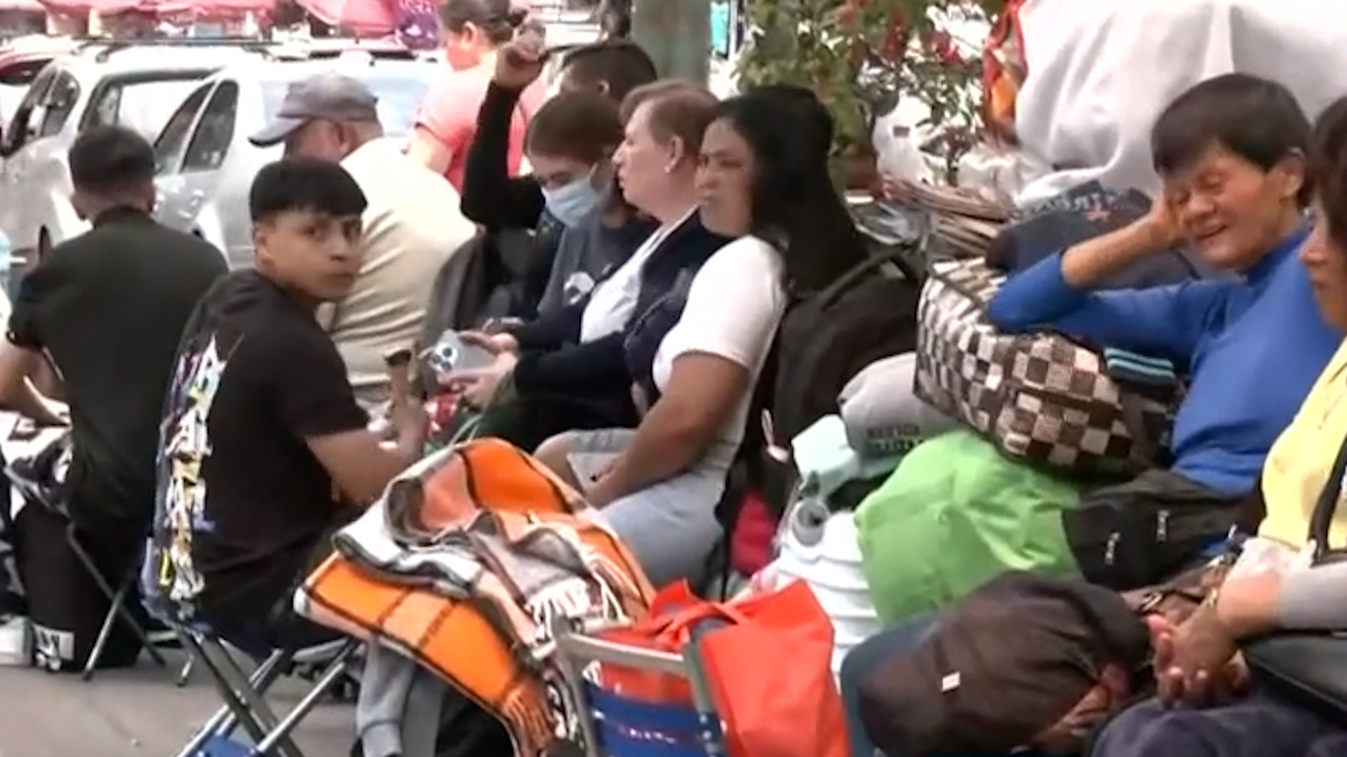 Reportan crisis de espacios para familiares en el Hospital General de CdMx. Cientos duermen en la calle por falta de albergues gratuitos y altos costos.