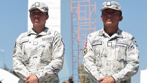 Mujer y hombre, miembros de la Guardia Nacional en el desfile del 5 de mayo en Puebla