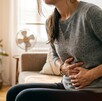 Mujer con malestar estomacal por altas temperaturas