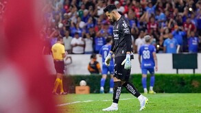 Futbolista Camilo Vargas, portero titular del Atlas, caminando por la cancha durante el partido contra el Cruz Azul