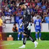 Futbolista Camilo Vargas, portero titular del Atlas, caminando por la cancha durante el partido contra el Cruz Azul