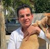 Mike Flores con perrito