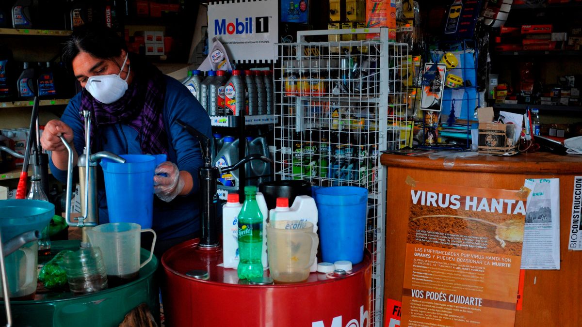 Una mujer trabaja en su tienda en Epuyen, Argentina, el viernes 11 de enero de 2019, tras un brote de hantavirus.