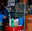 Una mujer trabaja en su tienda en Epuyen, Argentina, el viernes 11 de enero de 2019, tras un brote de hantavirus.