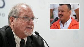 Fiscal de Jalisco Salvador González de los Santos durante conferencia de prensa con foto del regidor Marco Antonio Franco Palomera a un lado