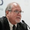Fiscal de Jalisco Salvador González de los Santos durante conferencia de prensa con foto del regidor Marco Antonio Franco Palomera a un lado