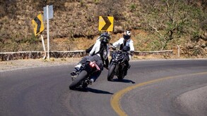 Un aparatoso accidente entre dos motocicletas se registró este fin de semana en la carretera rumbo a Sierra de Lobos.