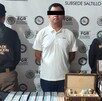 Se observa a un hombre detenido y hay un hombre y mujer a sus costados.