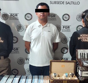 Se observa a un hombre detenido y hay un hombre y mujer a sus costados.