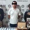 Se observa a un hombre detenido y hay un hombre y mujer a sus costados.