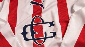 Descubre el nuevo jersey conmemorativo por el 120 aniversario de Chivas. Conoce su precio, características de colección y dónde comprarlo.