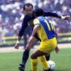 Juan Carlos Vera disputando un partido contra el América jugando para Pumas.