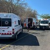 Ambulancias y servicios de emergencia atendiendo volcadura de camión en Amatlán de Cañas, Nayarit