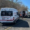 Ambulancias y servicios de emergencia atendiendo volcadura de camión en Amatlán de Cañas, Nayarit