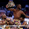 Kofi Kingston alzando el campeonato de WWE tras ganar en WrestleMania 35.