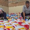 Productores de balones en Chichihualco durante el proceso de aplicar el pegamento
