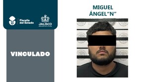 Ficha de vinculación a proceso de la Fiscalía de Jalisco con una imagen de Miguel Ángel 'N' con los ojos censurados por un recuadro negro