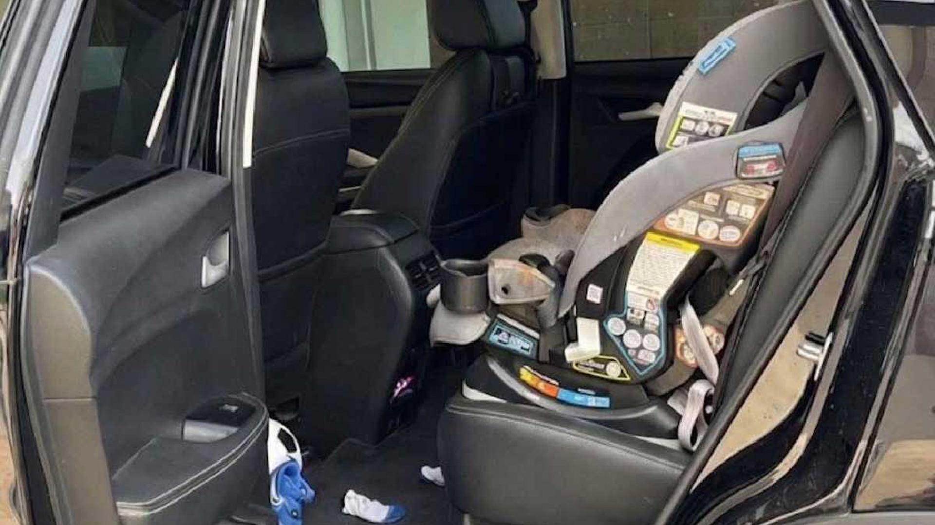 Un bebé de Mexicali murió tras ser olvidado 12 horas en un auto con temperaturas de 40°C. Autoridades confirman golpe de calor y quemaduras de primer grado.