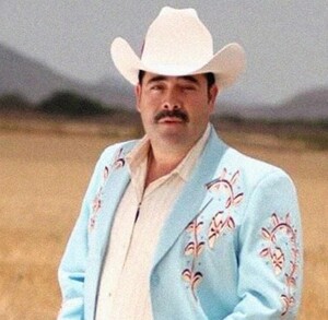 Sergio Vega, cantante de regional mexicano que fue asesinado horas después de desmentir un rumor sobre su muerte.
