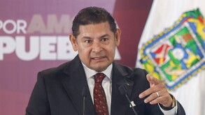 Alejandro Armenta Mier apuntando hacia el frente con el dedo.