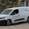 Se observa una camioneta color blanca y dos hombres.