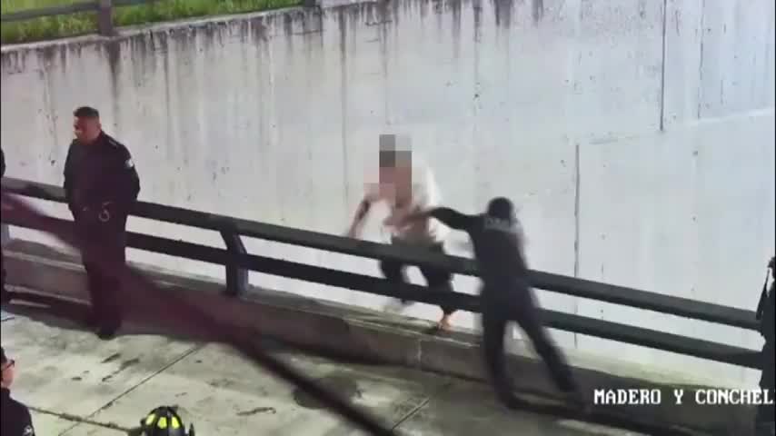 Policías evitaron que un hombre de 53 años se arrojara de un puente en Monterrey.