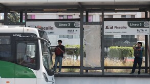 pasajeros esperando la unidad del ruta puebla en la estación fiscalía