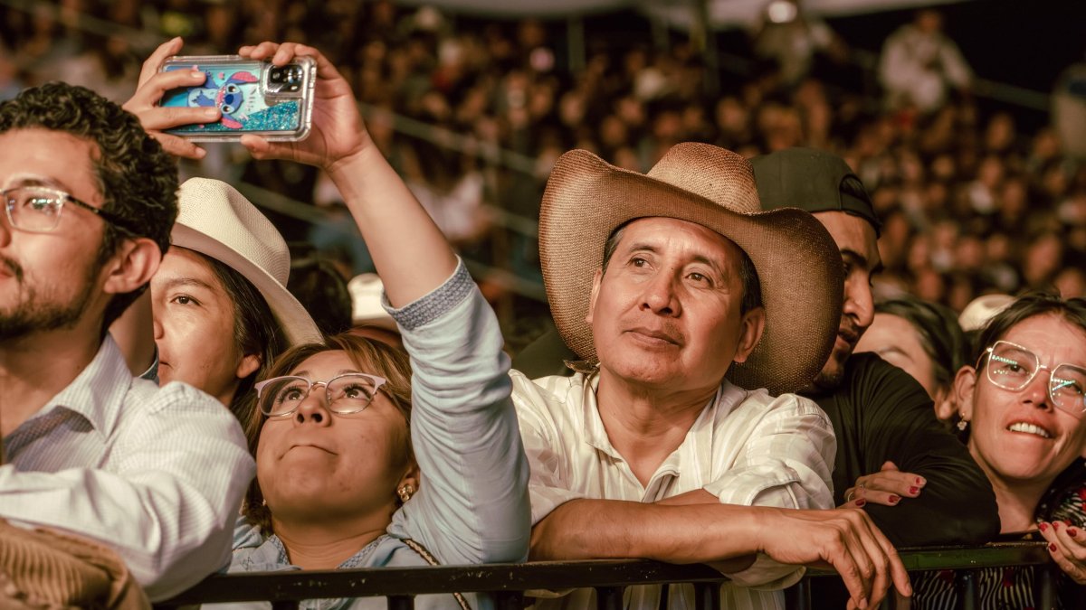 Personas disfrutan de un concierto en la Feria de Puebla 2026