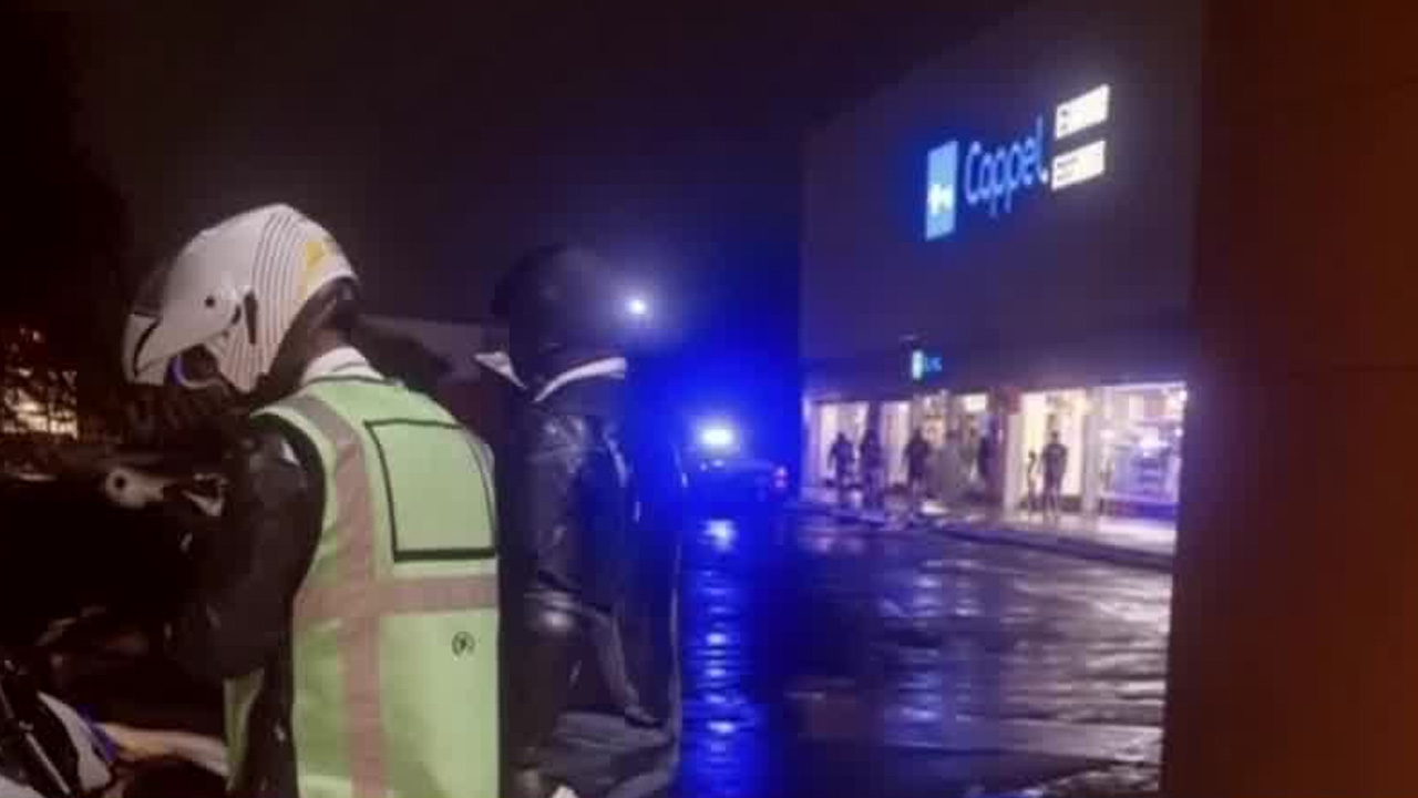 Un asalto con detonaciones de arma de fuego en Patio Valle de Chalco provocó pánico; clientes se refugiaron en tiendas mientras los responsables lograron huir.