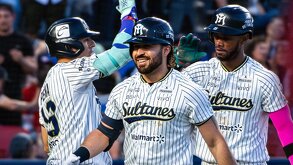 Jugadores de Sultanes de Monterrey durante la victoria ante Charros de Jalisco.